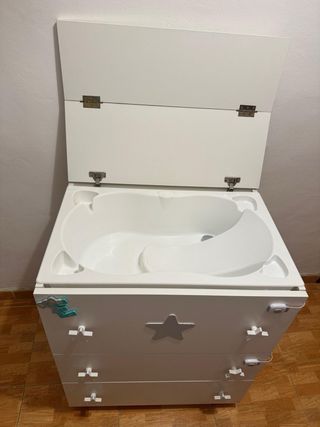 Mueble bebé con bañera incorporada