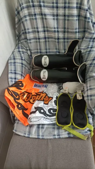 Muay Thai: Shorts y Protecciones
