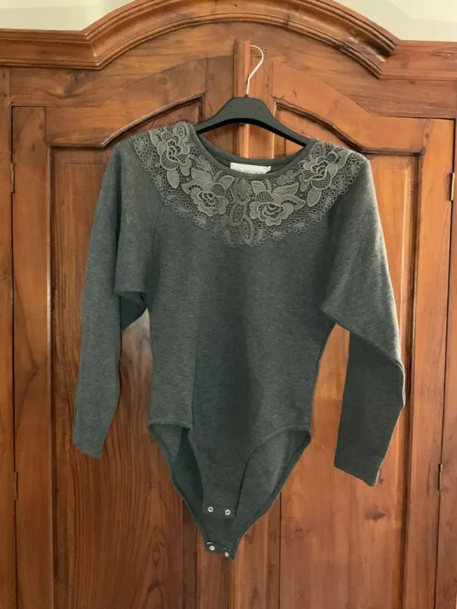 Body invernale grigio con pizzo