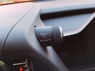 Lexus UX 2.0 250h Business