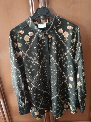 Camisa estampada floral negra