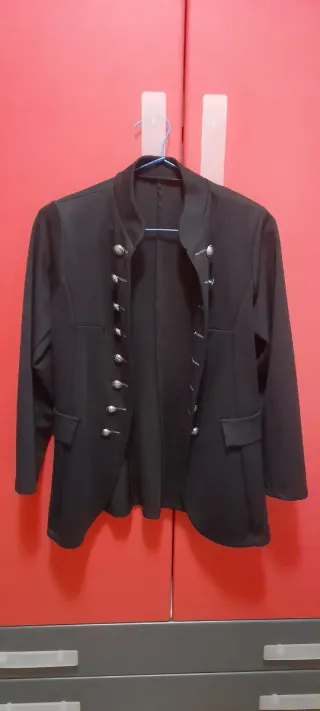 Americana punto negra botones adorno