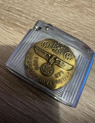 Mechero con simbología de la Segunda Guerra Mundia