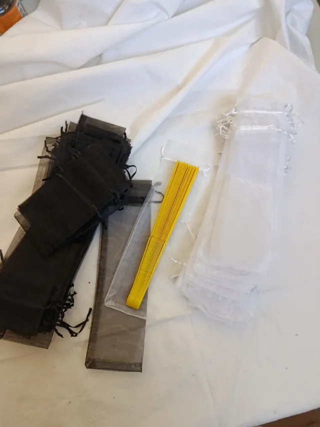 Bolsas para abanicos (negras y blancas)