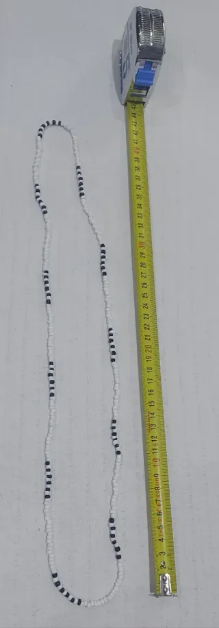 Collar de cuentas blanco y negro