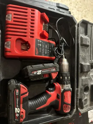 Taladro Milwaukee M18 con cargador y batería