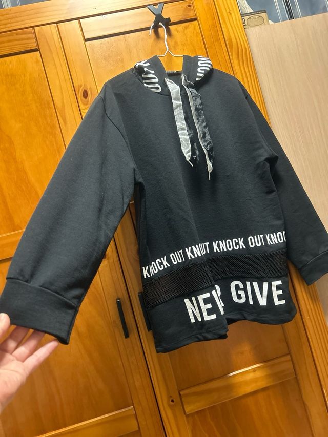 Sudadera Negra con Mensaje