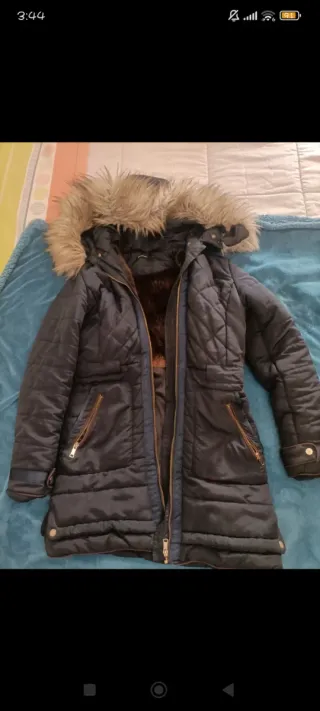 Abrigo Stradivarius azul con capucha