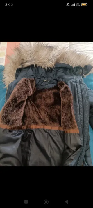 Abrigo Stradivarius azul con capucha