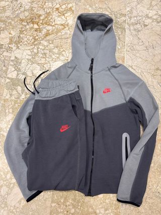 Conjunto Nike Tech Gris y Rojo