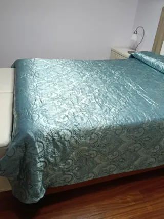 Sobrecama azul con diseño floral