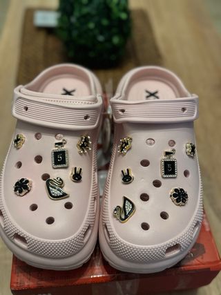 Zuecos XTI rosas con adornos dorados