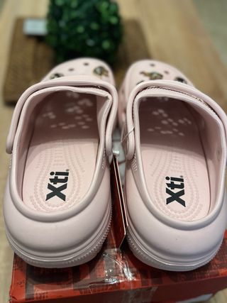 Zuecos XTI rosas con adornos dorados