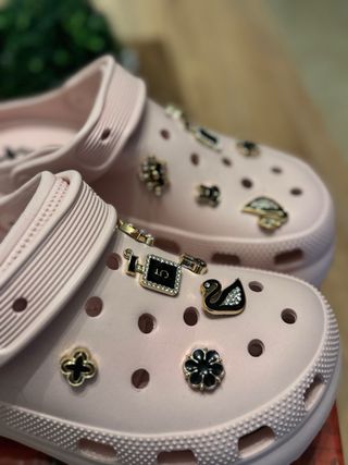 Zuecos XTI rosas con adornos dorados