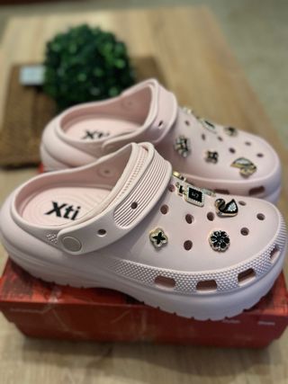 Zuecos XTI rosas con adornos dorados