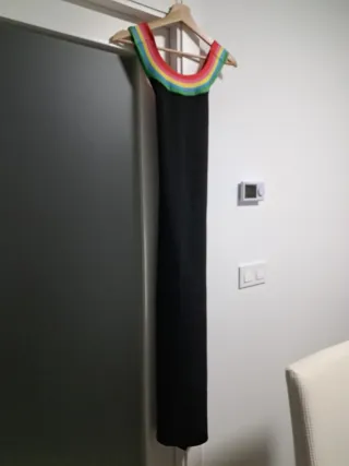 Vestido negro con cuello arcoíris Talla M