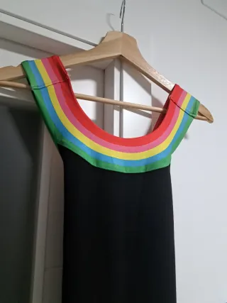 Vestido negro con cuello arcoíris Talla M