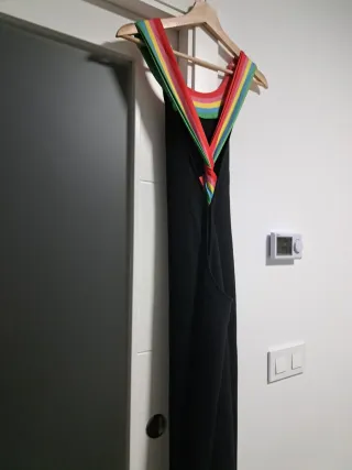 Vestido negro con cuello arcoíris Talla M