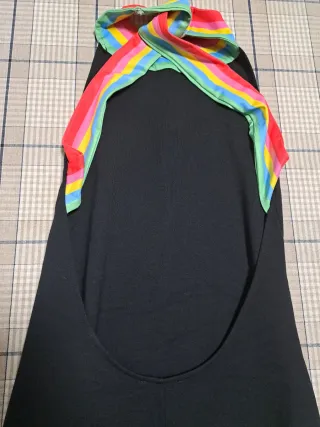 Vestido negro con cuello arcoíris Talla M