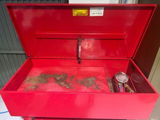 Lavadora de piezas HBM roja