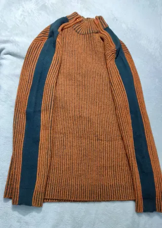 Jersey cuello alto hombre naranja y negro