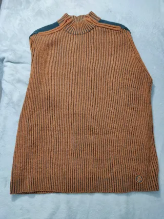 Jersey cuello alto hombre naranja y negro