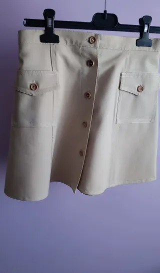 Falda beige botones