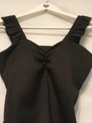 Top negro con tirantes fruncidos