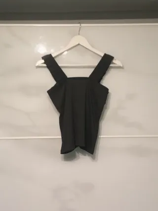 Top negro con tirantes fruncidos