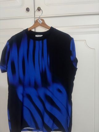 Maglietta nera e blu con stampa