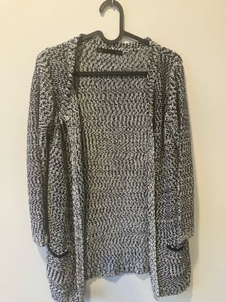 Cárdigan tejido blanco y azul marino