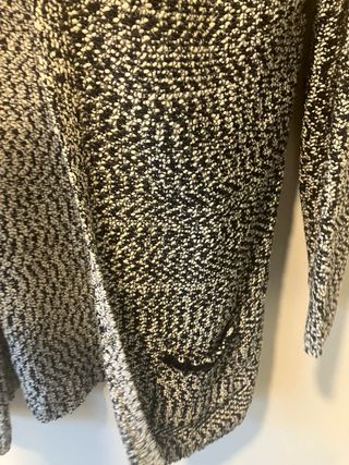 Cárdigan tejido blanco y azul marino