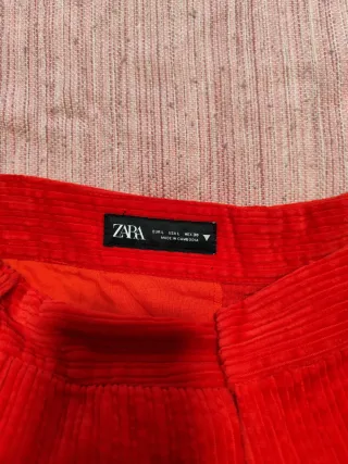 Pantalón pana Zara rojo. Precio negociable