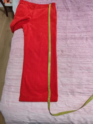 Pantalón pana Zara rojo. Precio negociable
