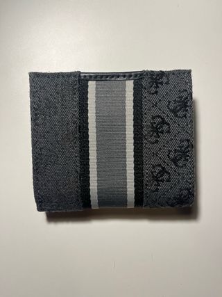 Billetera Guess Negra y Gris