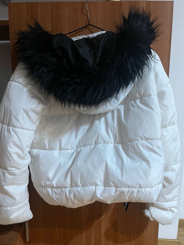 Abrigo ONLY blanco con capucha de pelo