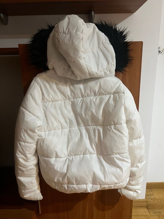 Abrigo ONLY blanco con capucha de pelo