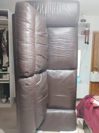 Sofá de piel marrón