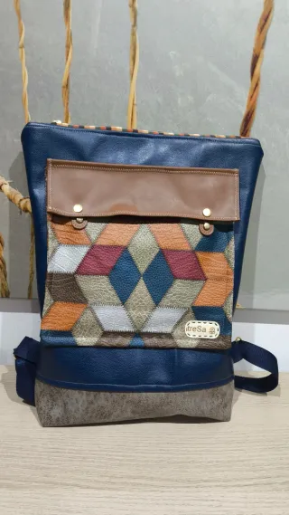 Mochila de piel con un diseño patchwork