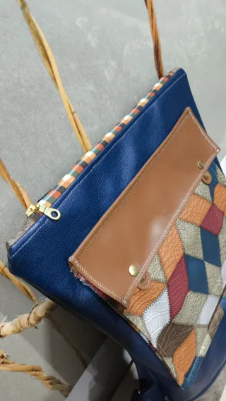 Mochila de piel con un diseño patchwork