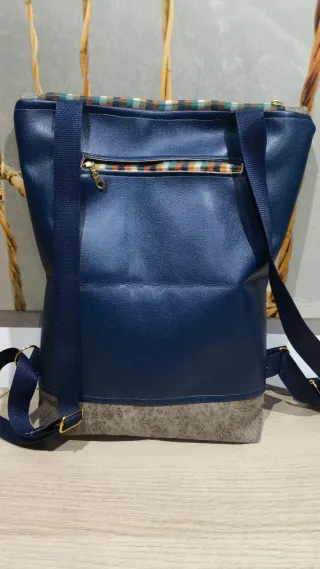 Mochila de piel con un diseño patchwork