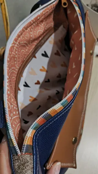 Mochila de piel con un diseño patchwork