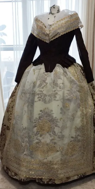 Traje de Fallera nuevo, Sin manteletas