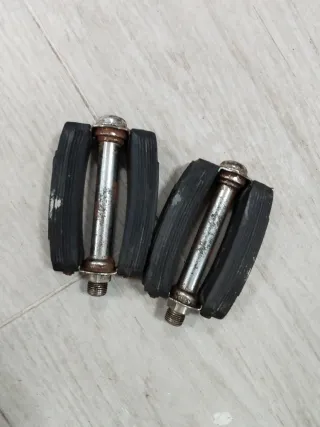 Juego de pedales negros para bicicleta