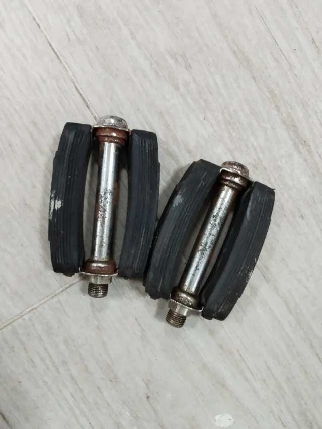 Juego de pedales negros para bicicleta