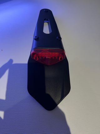 Portamatrículas corto-luz roja-NUEVO