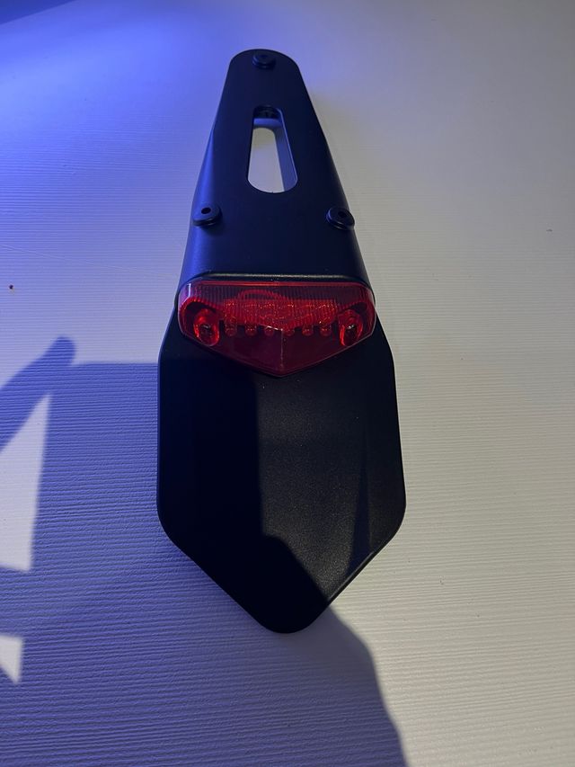 Portamatrículas corto-luz roja-NUEVO