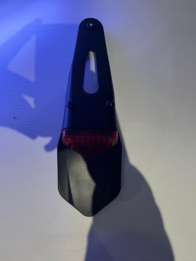 Portamatrículas corto-luz roja-NUEVO