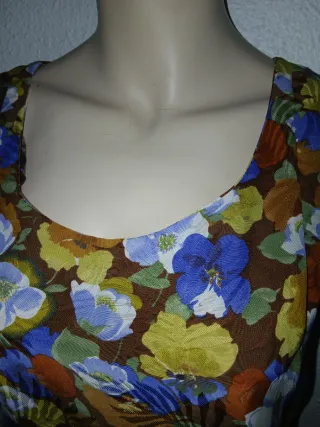 Vestido floral marrón y multicolor