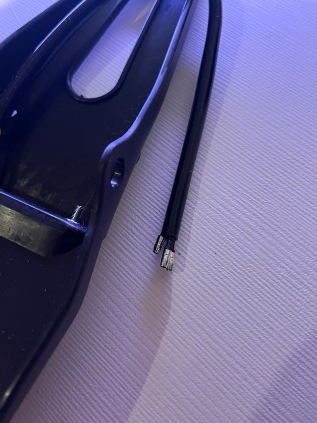 Portamatrículas corto luz roja/negra ahumada